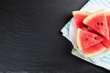 karpuz dilimleri plaka üzerinde