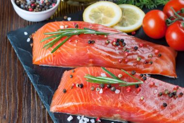 Baharatlı çiğ somon filetosu.