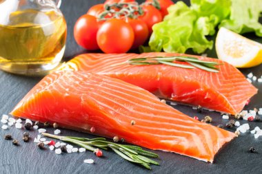 Baharatlı taze somon.