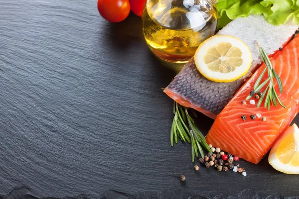 Çiğ somon filetosu.