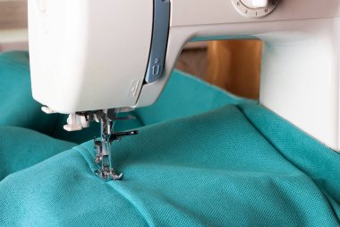dikiş makinesi ve turkuaz kumaş