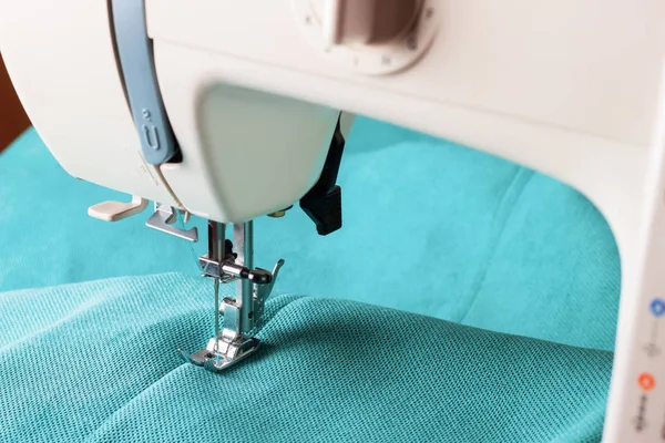 Швейна машина та бірюзова тканина — стокове фото