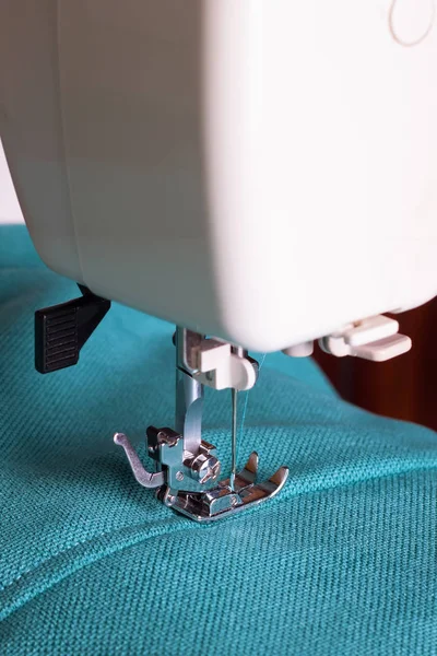 Máquina de coser y tela turquesa — Foto de Stock