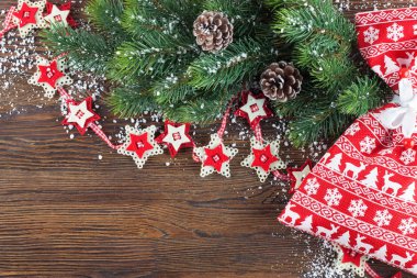 Dekorasyon ahşap arka plan ile Noel köknar ağacı