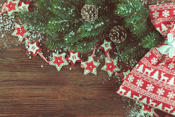 Abeto de Navidad con decoración fondo de madera —  Fotos de Stock