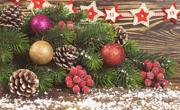 Julgran Gran med dekoration trä bakgrund — Stockfoto