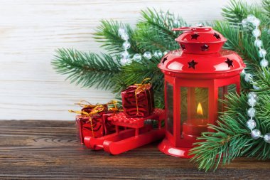 Süslemeleri ile yanan mum fener.