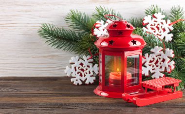 Süslemeleri ile yanan mum fener.