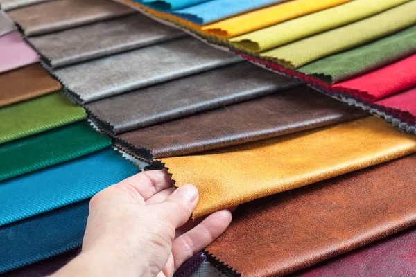 Mujer elige muestras de tejido coloreado — Foto de Stock