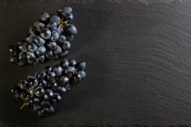 Taze olgun siyah üzüm