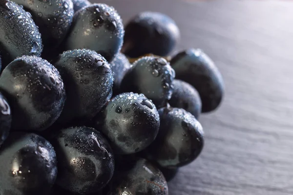 Свіжий стиглий чорний виноград — стокове фото