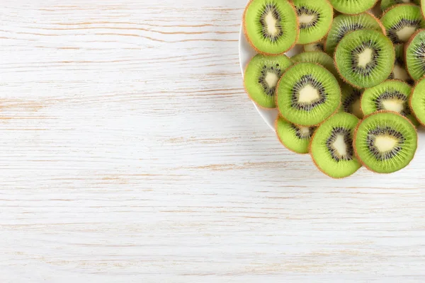 Kiwi fruta no fundo de madeira branco . — Fotografia de Stock