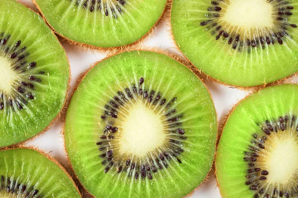 Kiwi frutas isoladas sobre fundo branco — Fotografia de Stock