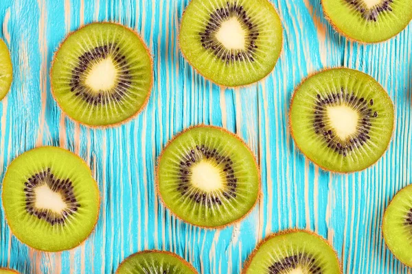 Kiwi frutas fatias no fundo de madeira azul . — Fotografia de Stock