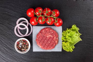 Hamburger için çiğ et.