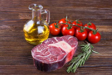 Pişirme malzemeleri. Kemikli taze çiğ et liye.