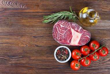 Pişirme malzemeleri. Kemikli taze çiğ et liye.