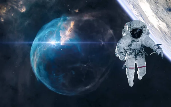 Astronaut och planet i rymden på bakgrunden Bubble Nebulosa. Science fiction — Stockfoto