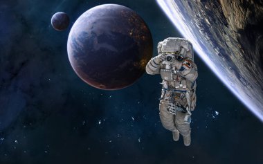 Astronot, uzayın derinliklerindeki gezegenler, güzel uzay manzarası. Bilim kurgu