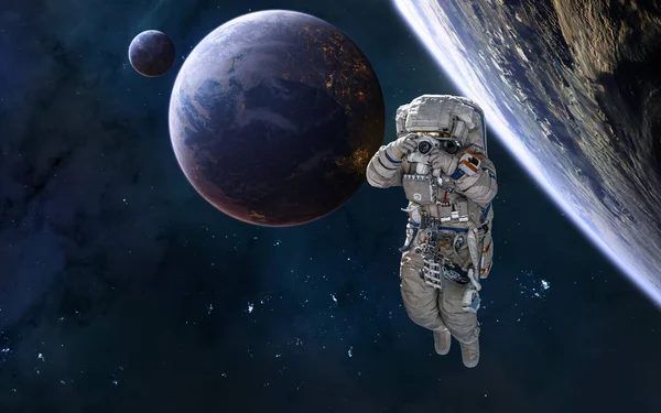 Астронавт, планеты в глубоком космосе, прекрасный космический ландшафт. Научная фантастика — стоковое фото