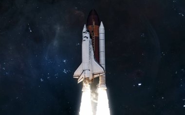 Uzay mekiği, nebula, yıldız kümeleri. Bilim kurgu