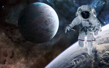 Astronot, uzayın derinliklerindeki gezegenler nebulanın arka planına karşı. Bilim kurgu. Bu görüntünün elementleri Nasa tarafından döşenmiştir