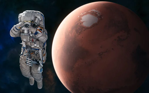 Astronauta no fundo de Marte. Planeta vermelho do sistema solar. Ficção científica — Fotografia de Stock