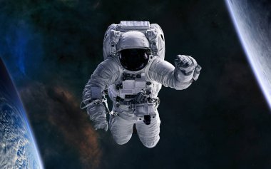 Astronot açık alanda. Bilim kurgu