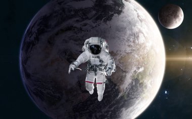 Dünya 'nın yörüngesindeki uzayda güneş ışığında bir astronot. Ay. Güneş sistemi. Bilim kurgu