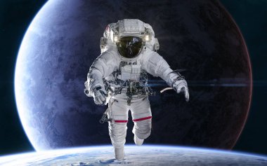Uzayın derinliklerindeki uzak gezegenlerin arka planında bir astronot. Bilim kurgu