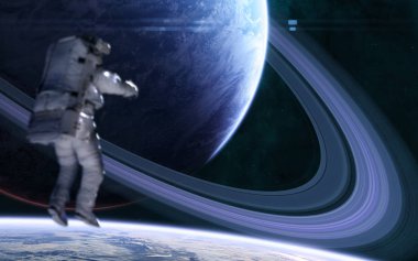 Uzak uzayda halkalardan oluşan bir sistemle mavi gezegenin arka planında bir astronot. Bilim kurgu