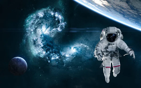 Galaxernas kollaps. Astronaut, planeter i rymden mot bakgrund av kollision av galaxer i blå toner — Stockfoto