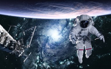 Astronot, gezegen, mavi galaksi arka planındaki uzay istasyonu