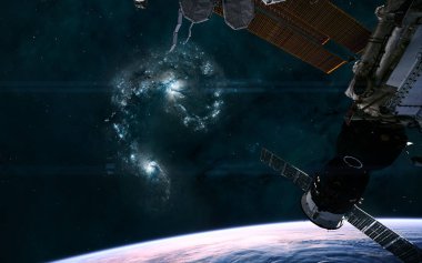 Derin uzay gezegeninin yörüngesindeki uzay istasyonu çarpışan galaksilerin arka planında