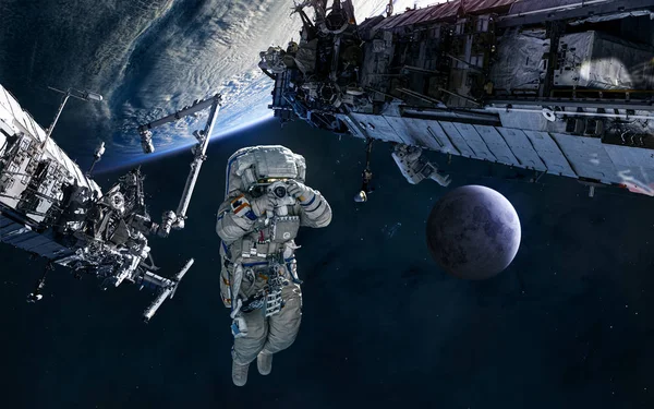 Astronauta, ISS em órbita da Terra. Lua. Sistema solar — Fotografia de Stock