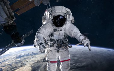 Astronot ve uzay istasyonu Dünya 'nın yörüngesinde. Güneş Sistemi