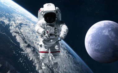 Uzayın derinliklerindeki gezegenlerin arka planında astronot