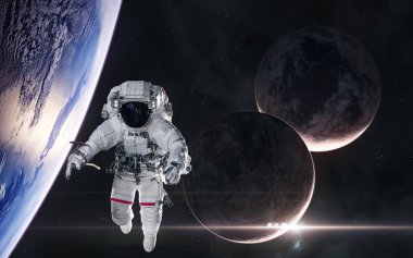 Uzayın derinliklerindeki gezegenin yörüngesindeki astronot. Yükselen yıldız