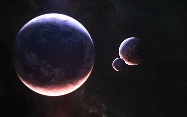 Планеты глубокого космоса в свете красных и синих звезд — стоковое фото