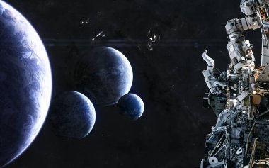 Uzayın derinliklerindeki gezegenler. Uzay istasyonu, uzay manzarasının arka planında astronot
