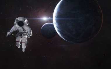 Astronot, parlak bir yıldızın arka planındaki gezegenler. Derin boşluk