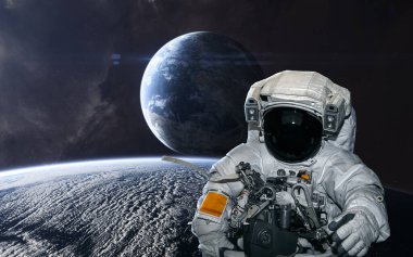 Uzayın derinliklerindeki gezegenlerin arka planında bir astronot