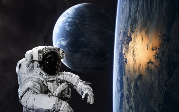 Uzayın derinliklerindeki gezegenlerin arka planında astronot — Stok fotoğraf