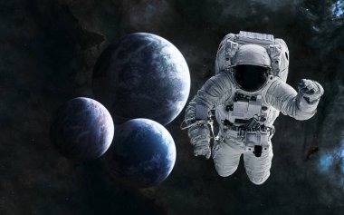 Uzayın derinliklerindeki gezegenlerin arka planında astronot