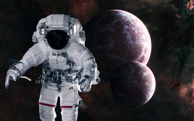 Uzayın derinliklerindeki gezegenlerin arka planında astronot