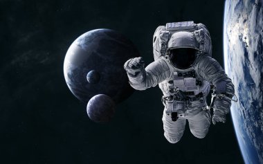 Uzayın derinliklerindeki gezegenlerin arka planında bir astronot
