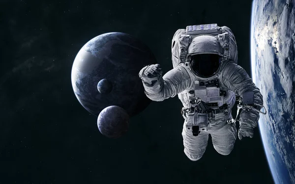 Astronauta en el fondo de planetas en el espacio profundo —  Fotos de Stock