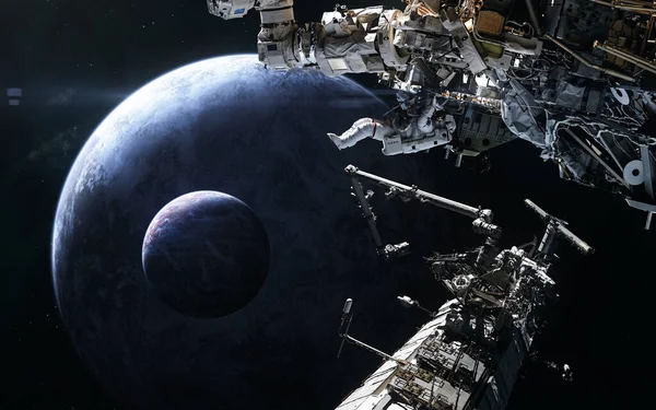 Космические станции, космонавт на фоне планет в глубоком космосе — стоковое фото