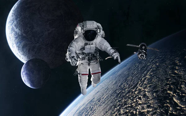 Космонавт, космическая станция на фоне планет в глубоком космосе — стоковое фото