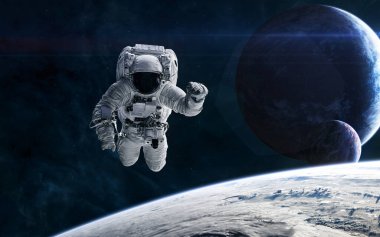 Uzayın derinliklerindeki gezegenlerin arka planında bir astronot